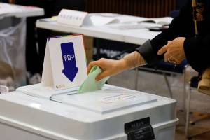 Pessoa vota em seção eleitoral durante a 22ª eleição parlamentar em Seul, Coreia do Sul 10/04/2024 REUTERS/Kim Soo-hyeon