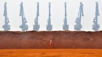 Pilha de minério de ferro em porto em Tianjin, China