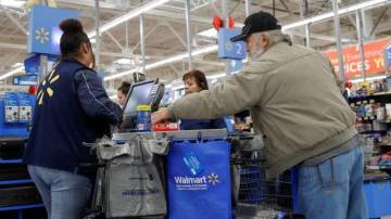 Consumidores em loja do Walmart em Chicago 27/11/2019. REUTERS/Kamil Krzaczynski/File Photo