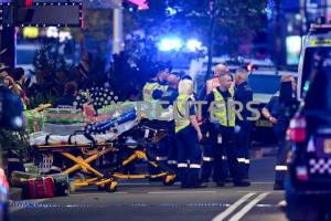 Polícia e serviços de emergência em Bondi Junction, em Sydney 13/04/2024 AAP Image/Steve Markham via REUTERS