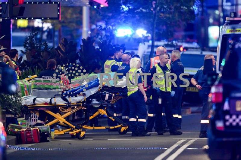 Polícia e serviços de emergência em Bondi Junction, em Sydney - 13/04/2024 (AAP Image/Steve Markham via Reuters)