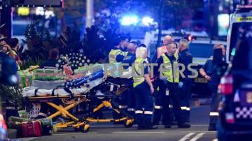 Polícia e serviços de emergência em Bondi Junction, em Sydney 13/04/2024 AAP Image/Steve Markham via REUTERS