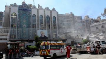 Ambulância estacionada em frente à embaixada iraniana em Damasco 02/04/2024 REUTERS/Firas Makdesi