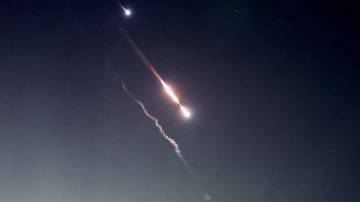 Objetos são vistos no céu acima de Jerusalém depois que o Irã lançou drones e mísseis contra Israel, em Jerusalém 14/04/2024 REUTERS/Ronen Zvulun