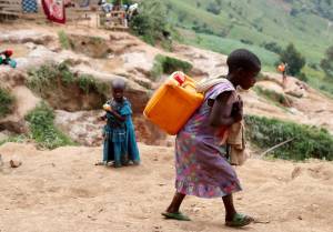 Criança carrega água no Congo 01/12/2018. REUTERS/Goran Tomasevic/File Photo