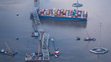Vista de navio de carga após colidir com ponte Francis Scott Key, em Baltimore, EUA 04/04/2024 REUTERS/Nathan Howard