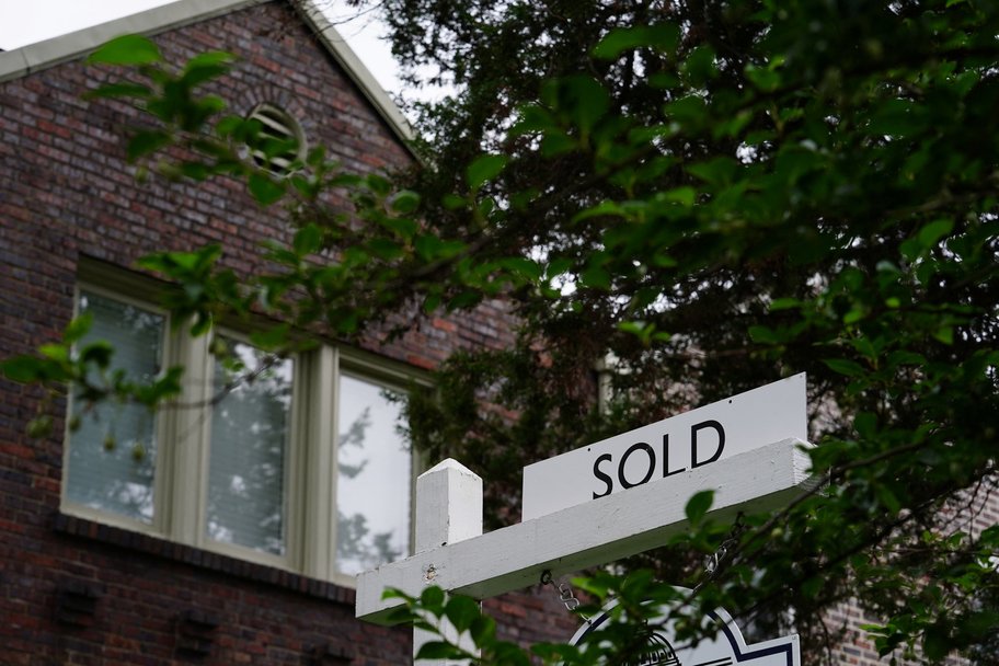 Anúncio de venda de casa em Washington 07/07/2022. REUTERS/Sarah Silbiger/File Photo
