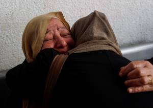 Mulheres lamentam mortes de palestinos em ataque israelense em Rafah, no sul da Faixa de Gaza (REUTERS/Mohammed Salem)
