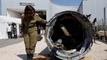 Militares de Israel exibem o que dizem ser míssil balístico iraniano após ataque contra base militar de Julis, no sul de Israel 16/4/2024 REUTERS/Amir Cohen