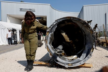 Militares de Israel exibem o que dizem ser míssil balístico iraniano após ataque contra base militar de Julis, no sul de Israel 16/4/2024 REUTERS/Amir Cohen