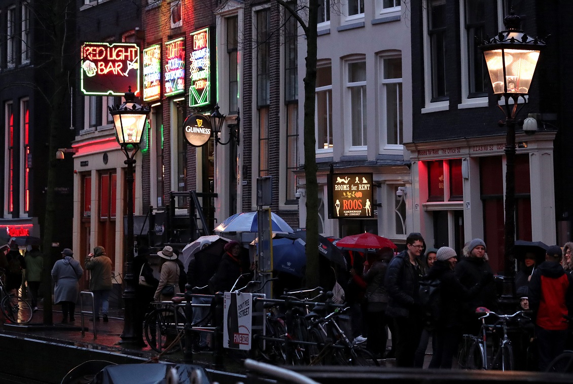 Pessoas caminham pelo distrito da luz vermelha no centro de Amsterdã, Holanda (REUTERS/Yves Herman)
