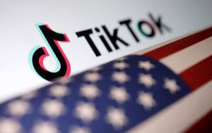 Ilustração com bandeira dos EUA e logotipo do TikTok (REUTERS/Dado Ruvic)