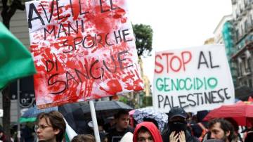 Protesto de ativistas pró-Palestina contra reunião do G7 em Capri, Itália 19/04/2024. REUTERS/Stringer