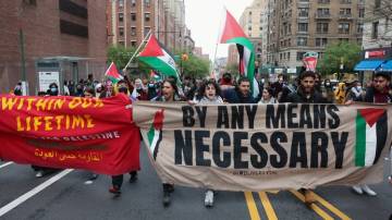 Manifestantes, em Nova York, protestam em solidariedade aos organizadores pró-palestinos enquanto bloqueiam uma rua, em meio ao conflito em curso entre Israel e o Hamas 18/04/2024/ REUTERS/Caitlin Ochs