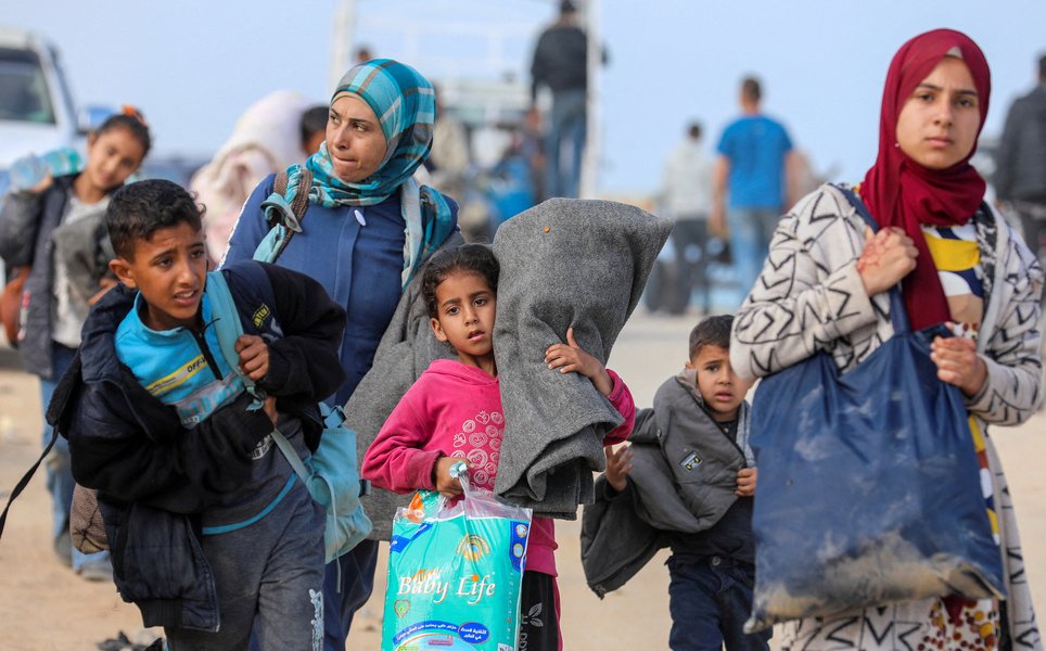 Palestinos deslocados tentam voltar para casa no norte de Gaza 15/4/2024 REUTERS/Ramadan Abed