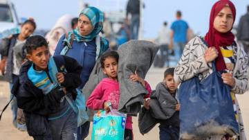 Palestinos deslocados tentam voltar para casa no norte de Gaza 15/4/2024 REUTERS/Ramadan Abed
