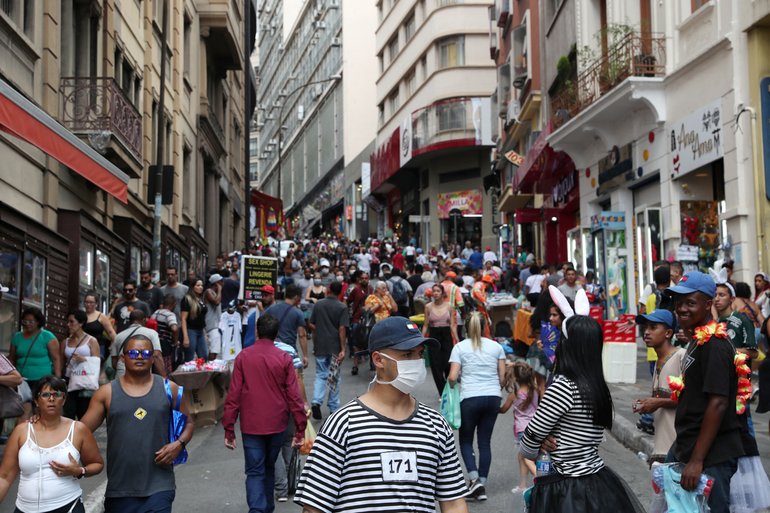 Consumidores fazem compras no centro de São Paulo 16/03/2020 REUTERS/Amanda Perobelli