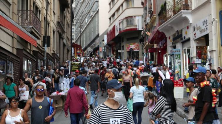 Consumidores fazem compras no centro de São Paulo