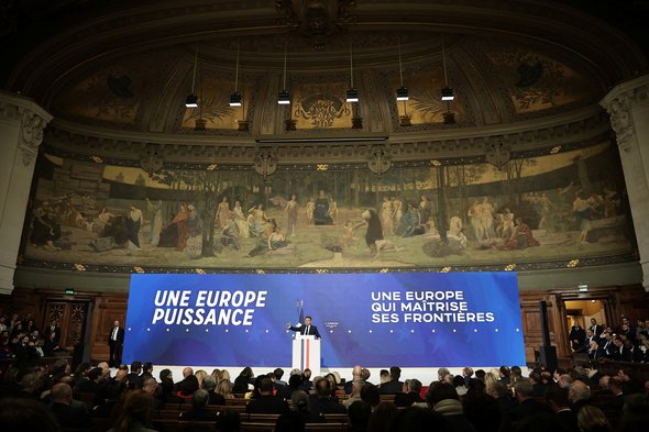 Macron em discurso na Sorbonne 25/4/2024 Christophe Petit Tesson/Pool via REUTERS