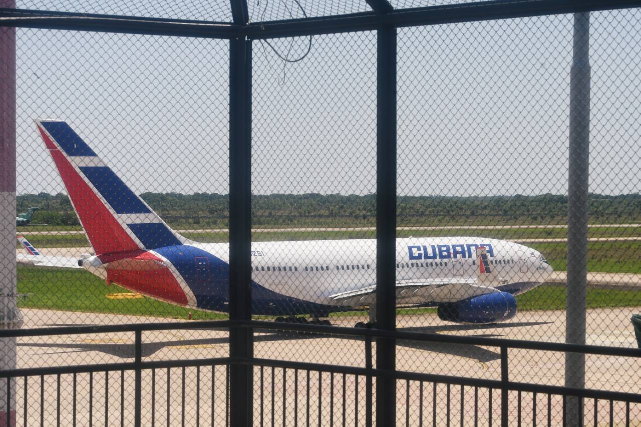 Aeronave da companhia Cubana em aeroporto de Santa Cruz, na Bolívia (REUTERS/Rodrigo Urzagasti)