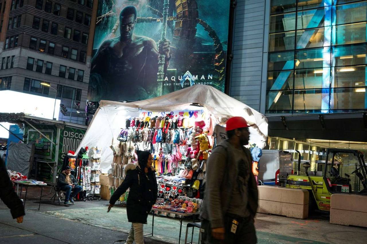Barraca de artesanatos na Times Square, em Nova York 25/12/2023. REUTERS/Eduardo Munoz/File Photo