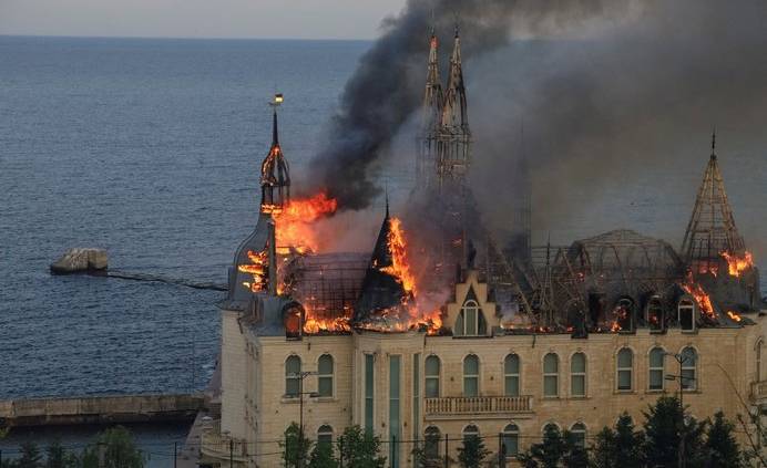 Incêndio em castelo, após ataque russo em Odessa, na Ucrânia