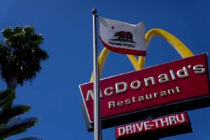 Restaurante do McDonald's em Sherman Oaks, California. Photographer: Eric Thayer/Bloomberg