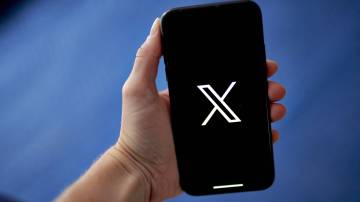 Celular com o logo do X, ex-Twitter (Gabby Jones/Bloomberg)