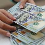 Um funcionário conta notas de dólar americano em uma casa de câmbio em Jacarta, Indonésia, na quarta-feira, 2 de março de 2022 (Dimas Ardian/Bloomberg)