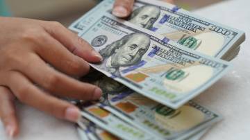 Um funcionário conta notas de dólar americano em uma casa de câmbio em Jacarta, Indonésia, na quarta-feira, 2 de março de 2022 (Dimas Ardian/Bloomberg)