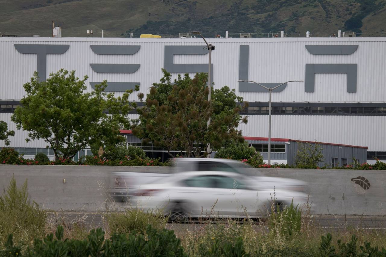 Veículos passam pela fábrica de montagem da Tesla em Fremont, Califórnia, EUA, em maio de 2020 (Bloomberg)