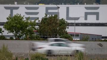 Veículos passam pela fábrica de montagem da Tesla em Fremont, Califórnia, EUA, em maio de 2020 (Bloomberg)