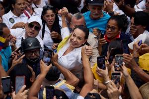 María Corina Machado cumprimenta apoiadores durante comício em San Antonio de Los Altos, Venezuela, em 17 de abril Foto: Marina Calderon/Bloomberg