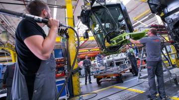 Funcionários em uma linha de produção em Harsewinkel, Alemanha (Krisztian Bocsi/Bloomberg)