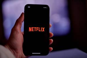 O logotipo da Netflix em um smartphone (Gabby Jones/Bloomberg)