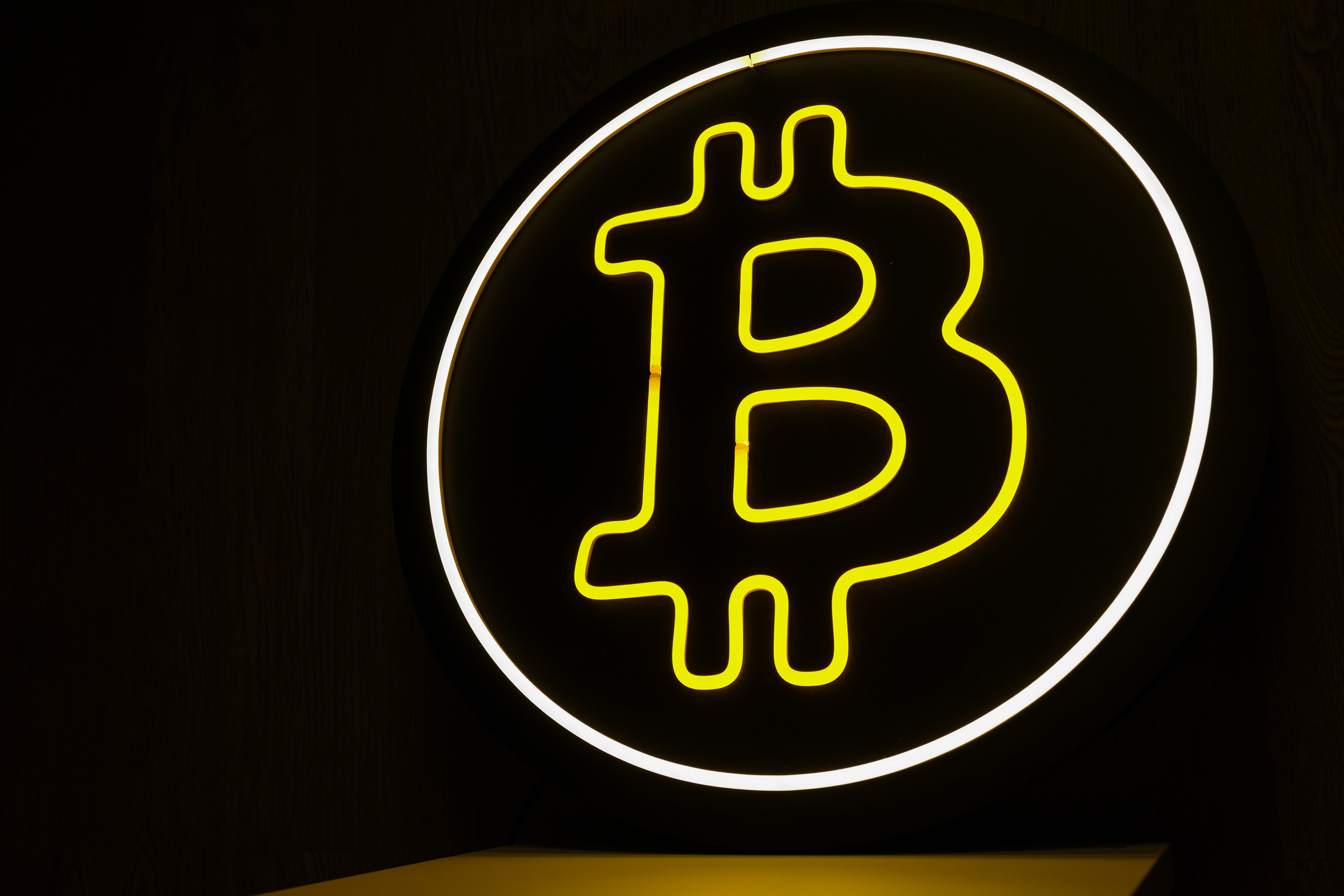 Bitcoin avança 5% após halving e retoma patamar de US$ 66 mil - InfoMoney