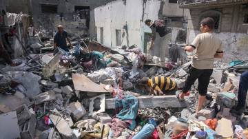 Escombros de edifícios destruídos após ataque aéreo israelense em bairro de Nuseirat, Gaza (Ahmad Salem/Bloomberg)