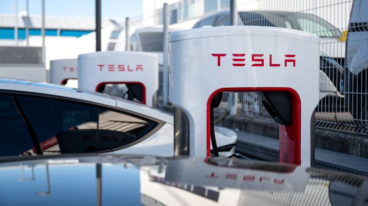 Estação Supercharger de veículos elétricos da Tesla em Madri, Espanha (Magda Gibelli/Bloomberg)