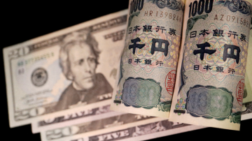 Notas de dólar e iene 23/09/2022. REUTERS/Florence Lo/File Photo
