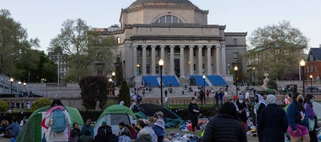 Estudantes se preparam para passar mais uma noite mantendo um acampamento no campus da Universidade Columbia em protesto como apoio aos palestinos 24/04/2024 REUTERS/Caitlin Ochs