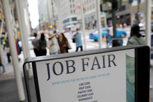 Placa de feira de emprego em Nova York - REUTERS/Andrew Kelly/File Photo