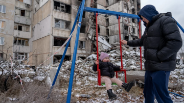 Adulto e criança em meio aos destroços de guerra na Ucrânia. Foto: Reprodução/UNICEF