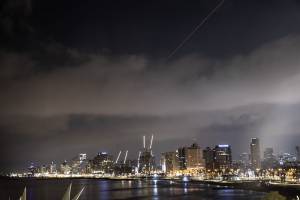 Explosões são vistas nos céus de Tel Aviv, capital de Israel, após o ataque do Irã - 14/04/2024 (Anadolu via Reuters)