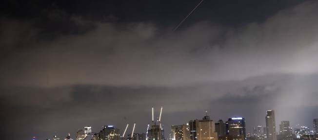 Explosões são vistas nos céus de Tel Aviv, capital de Israel, durante ataque em abril - 14/04/2024 (Foto: Anadolu via Reuters)