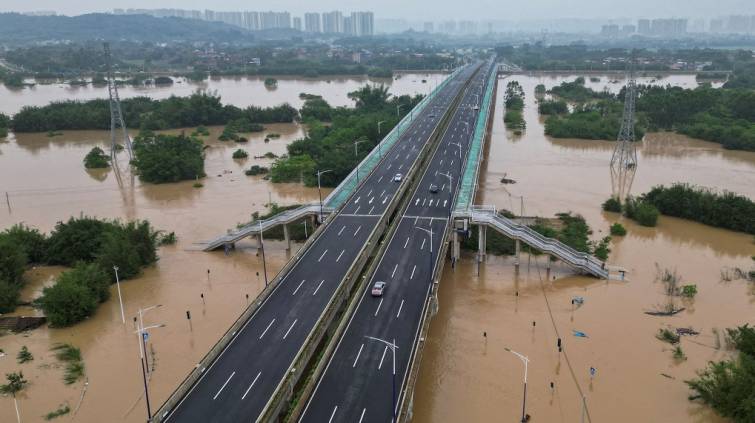 Estradas tomadas por água em Qingyuan, China