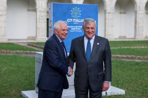 Chefe de política externa da UE, Josep Borrel, é recebido pelo ministro do Exterior iraliano, Antonio Tajani, para encontro do G7, em Capri (REUTERS/Claudia Greco)