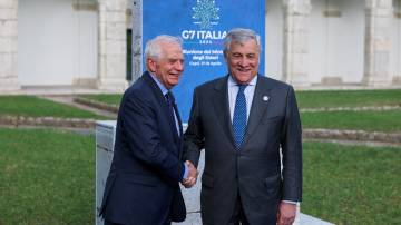 Chefe de política externa da UE, Josep Borrel, é recebido pelo ministro do Exterior iraliano, Antonio Tajani, para encontro do G7, em Capri (REUTERS/Claudia Greco)