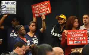 Servidores da educação estão em greve em todo o país (Foto: José Cruz/Agência Brasil)