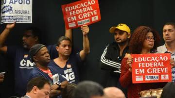 Servidores da educação estão em greve em todo o país (Foto: José Cruz/Agência Brasil)