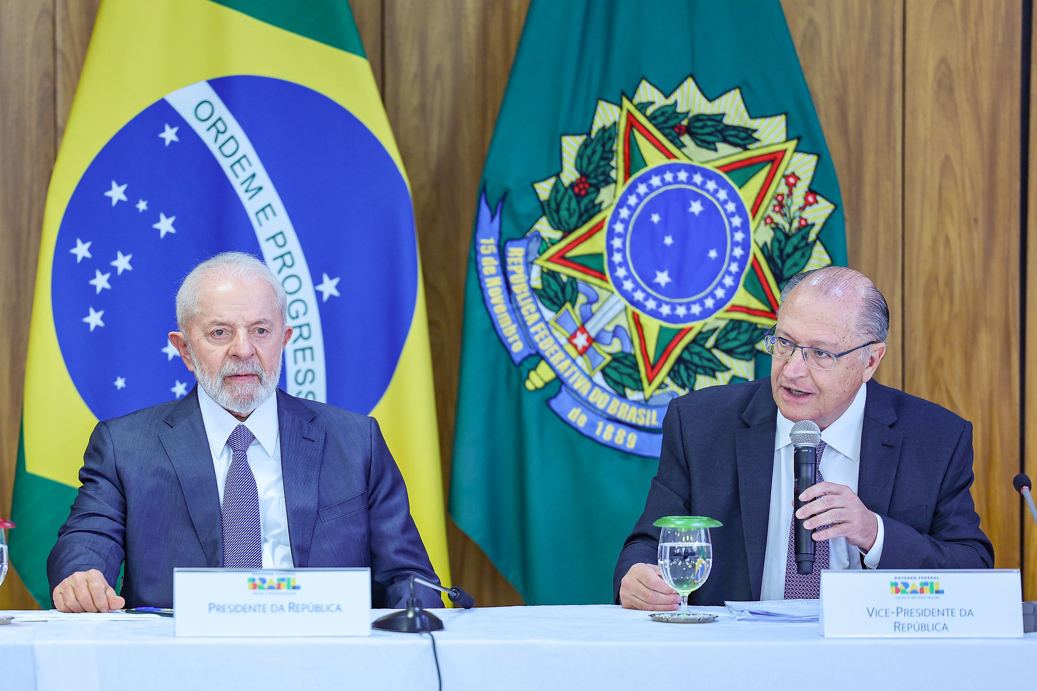 O presidente Luiz Inácio Lula da Silva (PT) e o vice-presidente Geraldo Alckmin (PSB), ministro do Desenvolvimento, Indústria, Comércio e Serviços, durante cerimônia de assinatura de atos relacionados ao Programa Mover, no Palácio do Planalto (Foto: Ricardo Stuckert/PR)